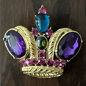 Trifari Royal Crown Gem Cabachon Rhinestone Purple Gold Tone Brooch Pin